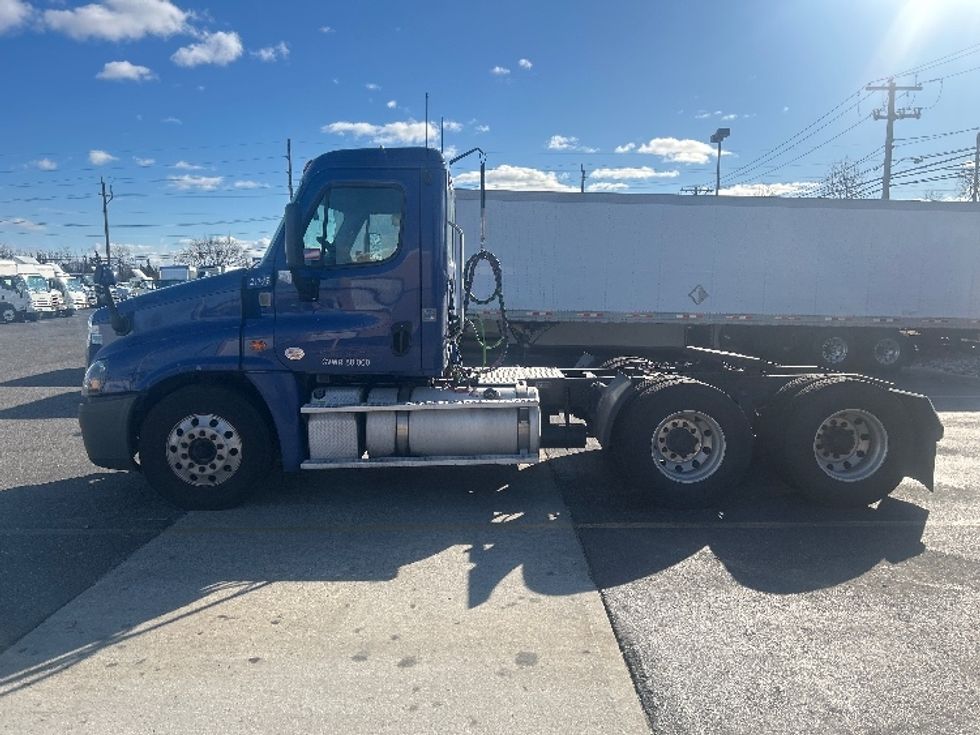 Day Cab Tractor-Heavy Duty Tractors-Freightliner-2019-Cascadia 12564ST-West Babylon-NY-364,860\n\t\tmiles-$ 45,000 - Image 4