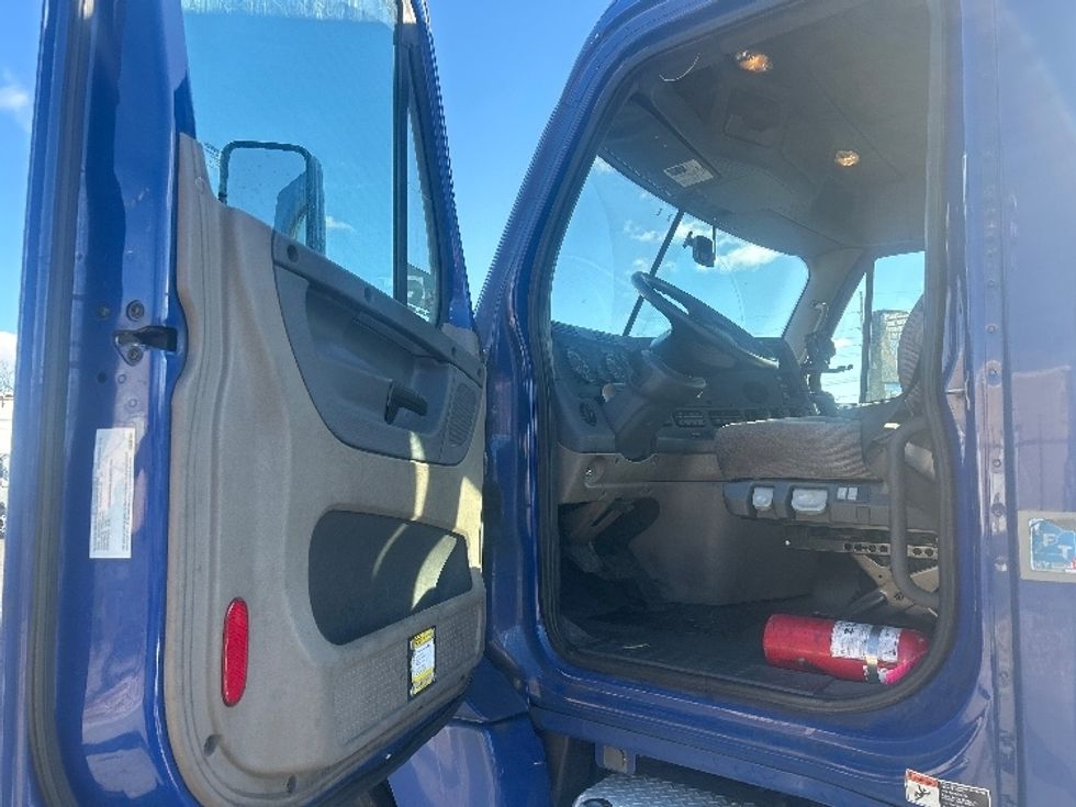 Day Cab Tractor-Heavy Duty Tractors-Freightliner-2019-Cascadia 12564ST-West Babylon-NY-364,860\n\t\tmiles-$ 45,000 - Image 9