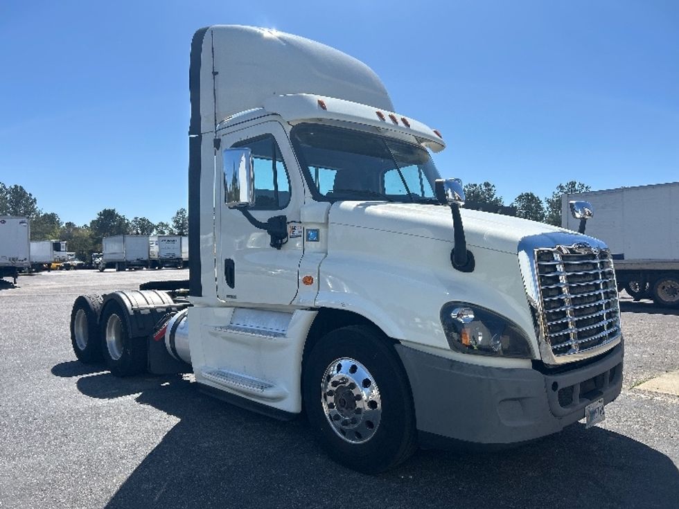 Day Cab Tractor-Heavy Duty Tractors-Freightliner-2019-Cascadia 12564ST-West Columbia-SC-694,667\n\t\tmiles-$ 21,250 - Image 1