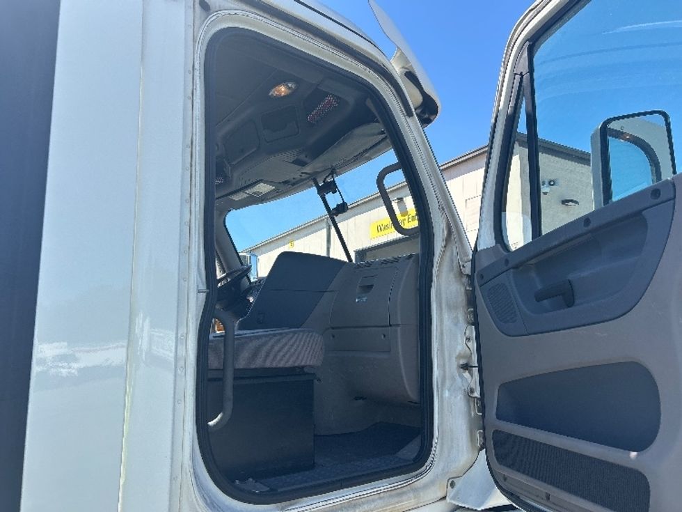 Day Cab Tractor-Heavy Duty Tractors-Freightliner-2019-Cascadia 12564ST-West Columbia-SC-694,667\n\t\tmiles-$ 21,250 - Image 12