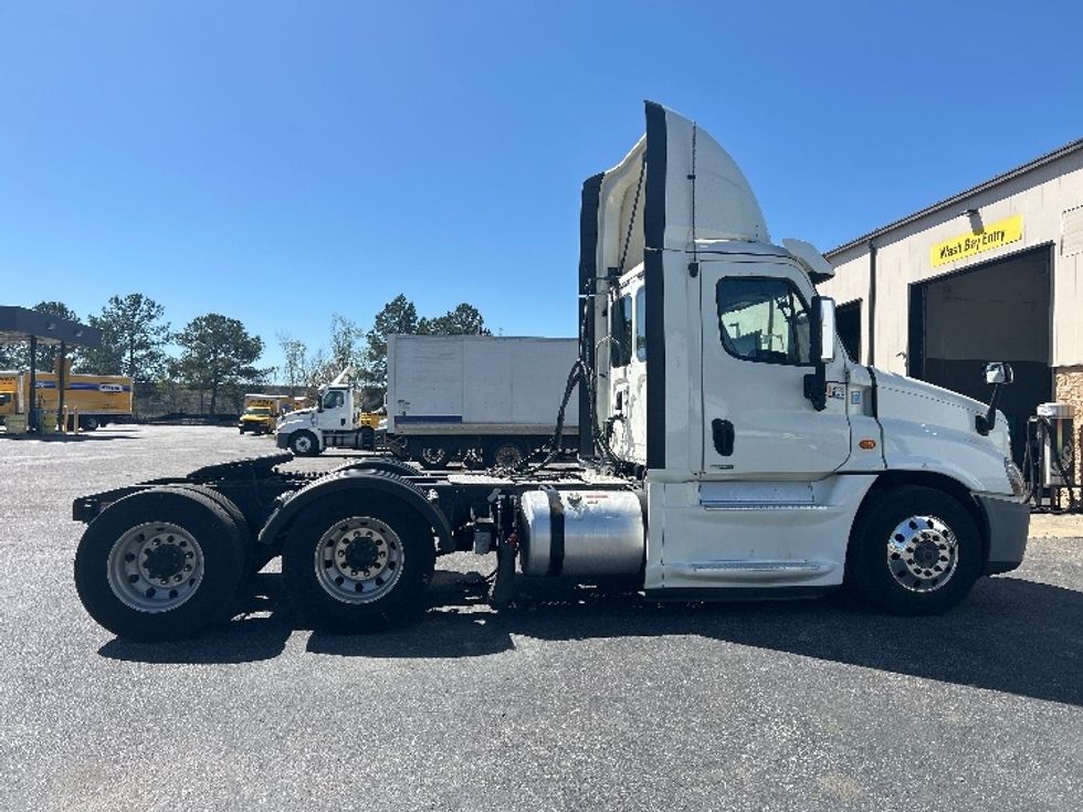 Day Cab Tractor-Heavy Duty Tractors-Freightliner-2019-Cascadia 12564ST-West Columbia-SC-694,667\n\t\tmiles-$ 21,250 - Image 8