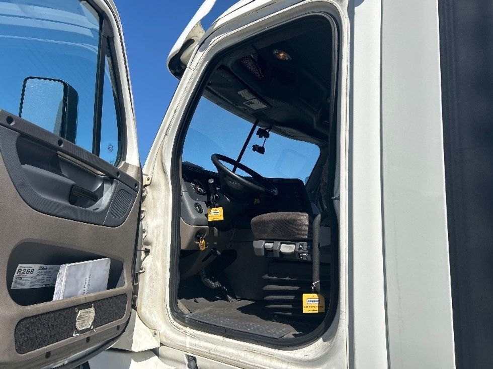 Day Cab Tractor-Heavy Duty Tractors-Freightliner-2019-Cascadia 12564ST-West Columbia-SC-694,667\n\t\tmiles-$ 21,250 - Image 9