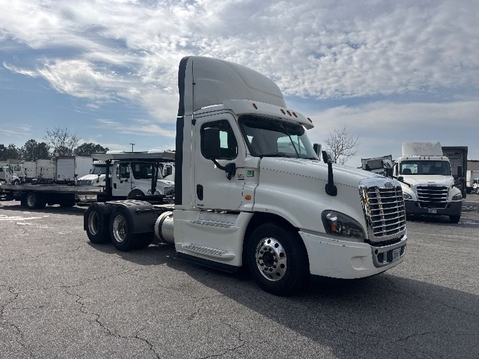 Day Cab Tractor-Heavy Duty Tractors-Freightliner-2019-Cascadia 12564ST-West Columbia-SC-696,331\n\t\tmiles-$ 21,250 - Image 1