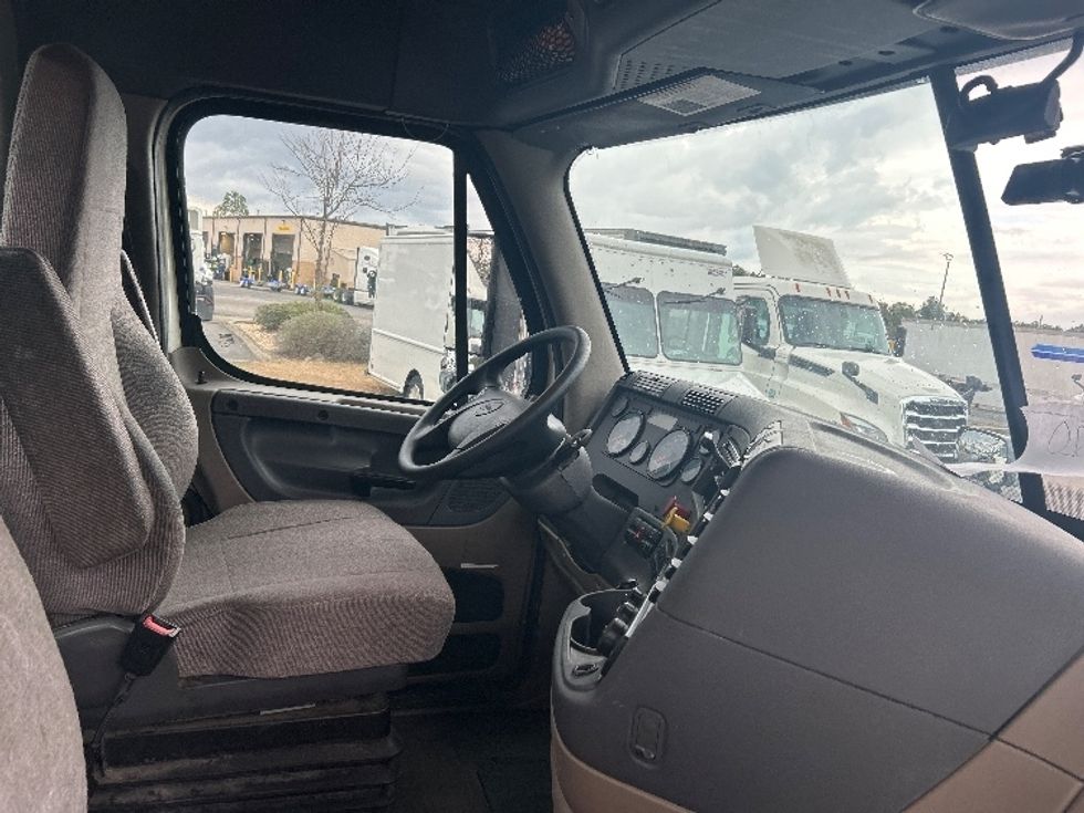 Day Cab Tractor-Heavy Duty Tractors-Freightliner-2019-Cascadia 12564ST-West Columbia-SC-696,331\n\t\tmiles-$ 21,250 - Image 13