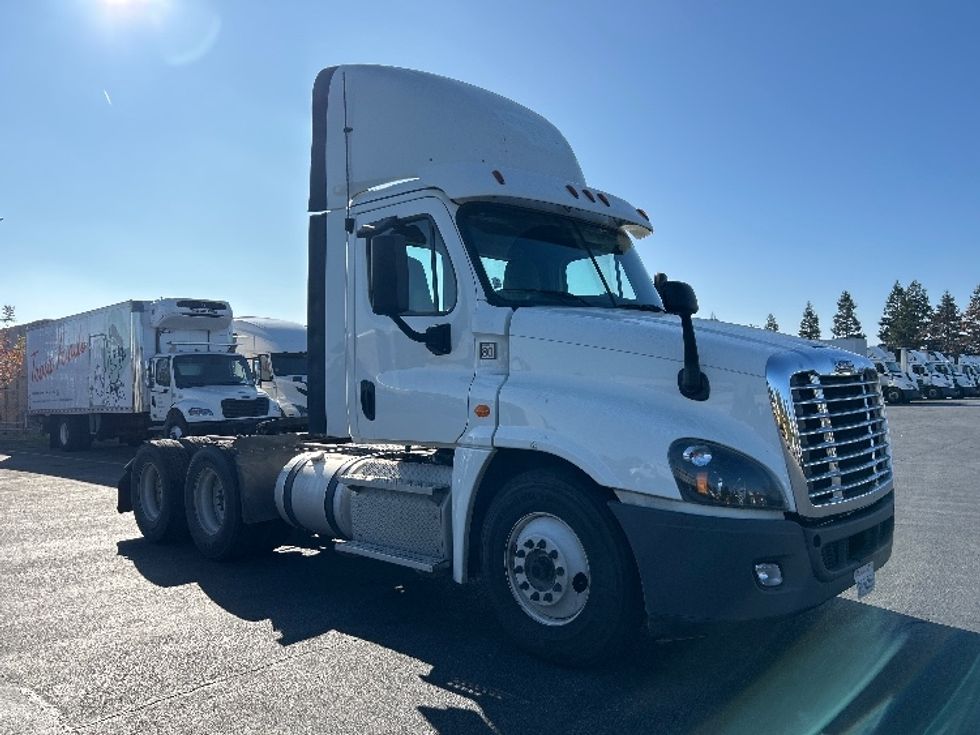 Day Cab Tractor-Heavy Duty Tractors-Freightliner-2019-Cascadia 12564ST-West Sacramento-CA-290,387\n\t\tmiles-$ 42,000 - Image 1