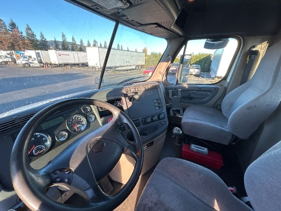 Day Cab Tractor-Heavy Duty Tractors-Freightliner-2019-Cascadia 12564ST-West Sacramento-CA-290,387\n\t\tmiles-$ 42,000 - Image 10