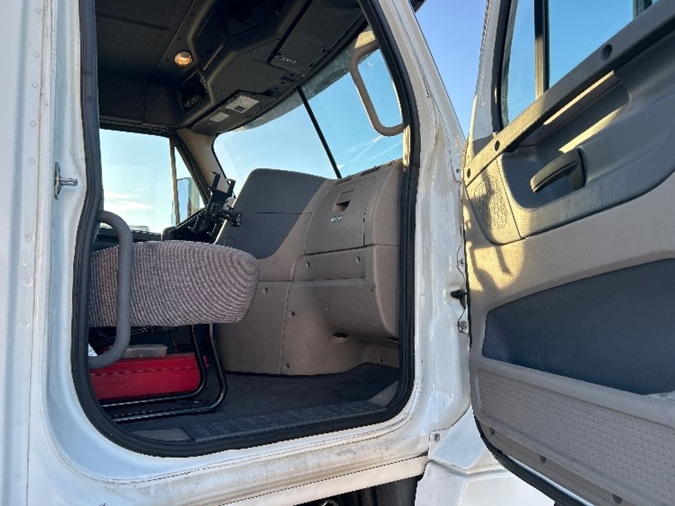 Day Cab Tractor-Heavy Duty Tractors-Freightliner-2019-Cascadia 12564ST-West Sacramento-CA-290,387\n\t\tmiles-$ 42,000 - Image 12