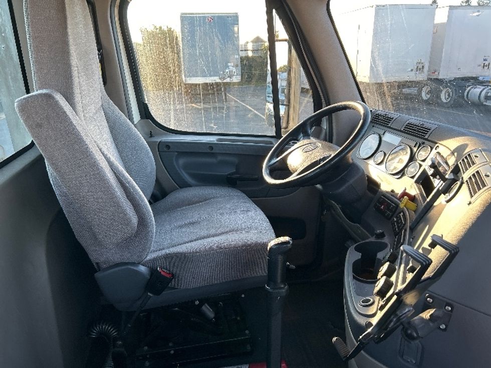 Day Cab Tractor-Heavy Duty Tractors-Freightliner-2019-Cascadia 12564ST-West Sacramento-CA-290,387\n\t\tmiles-$ 42,000 - Image 14