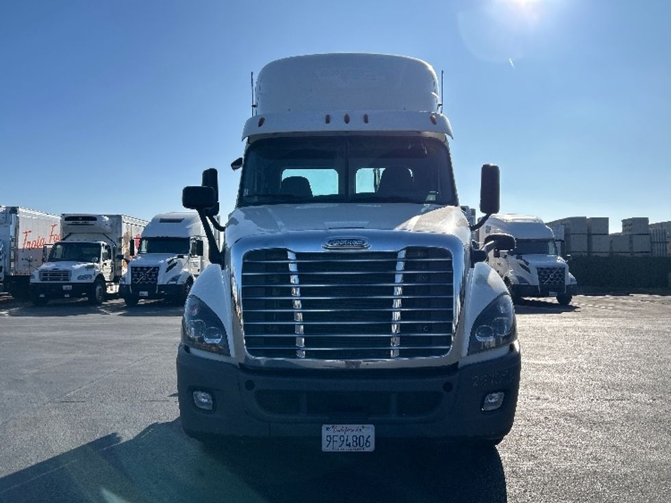 Day Cab Tractor-Heavy Duty Tractors-Freightliner-2019-Cascadia 12564ST-West Sacramento-CA-290,387\n\t\tmiles-$ 42,000 - Image 2