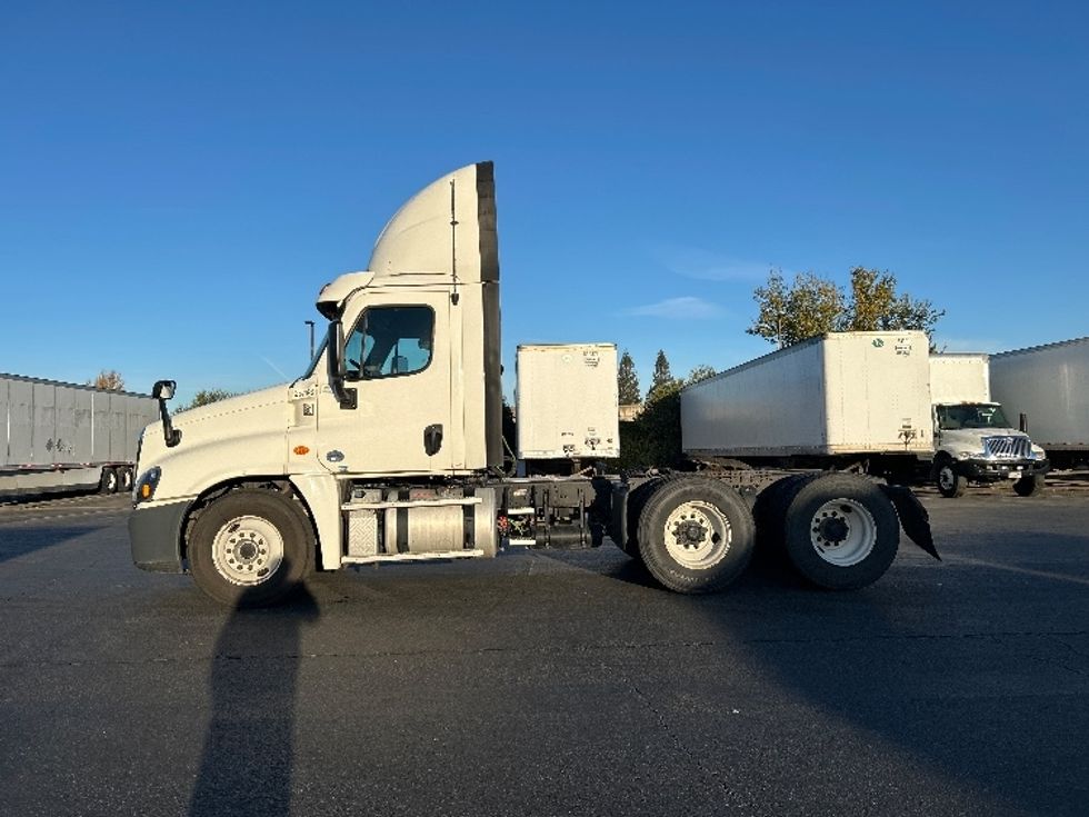 Day Cab Tractor-Heavy Duty Tractors-Freightliner-2019-Cascadia 12564ST-West Sacramento-CA-290,387\n\t\tmiles-$ 42,000 - Image 4