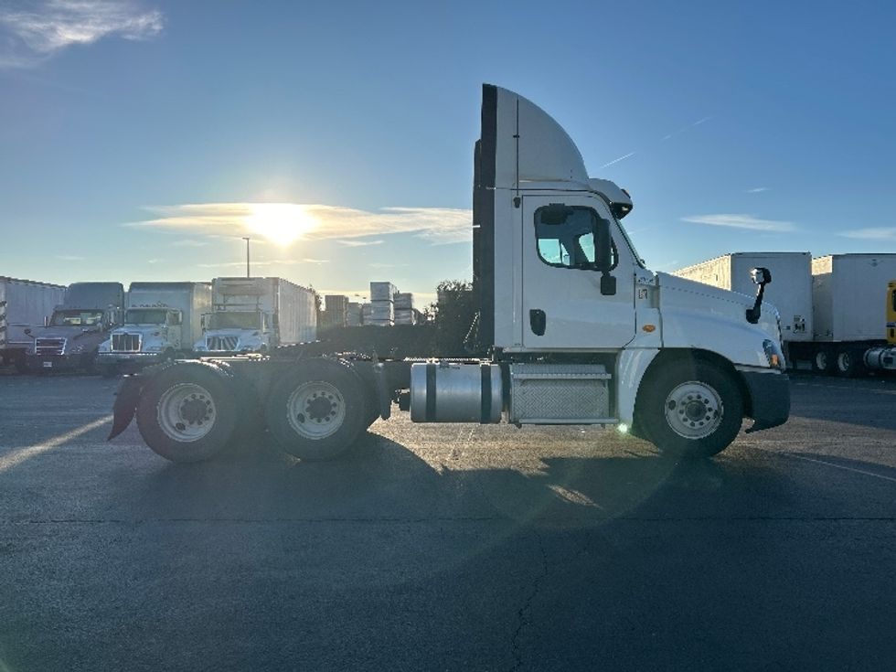 Day Cab Tractor-Heavy Duty Tractors-Freightliner-2019-Cascadia 12564ST-West Sacramento-CA-290,387\n\t\tmiles-$ 42,000 - Image 8