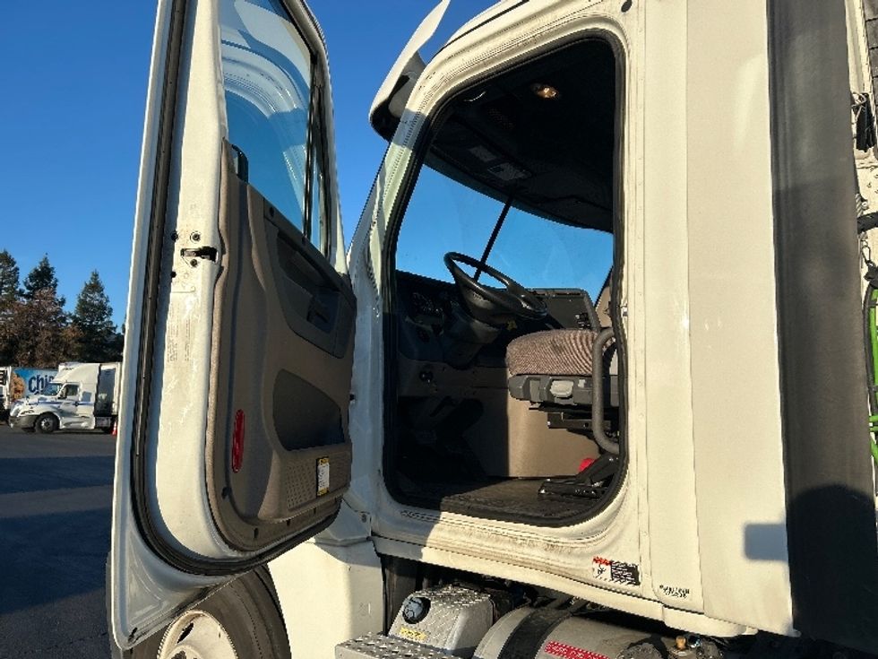 Day Cab Tractor-Heavy Duty Tractors-Freightliner-2019-Cascadia 12564ST-West Sacramento-CA-290,387\n\t\tmiles-$ 42,000 - Image 9