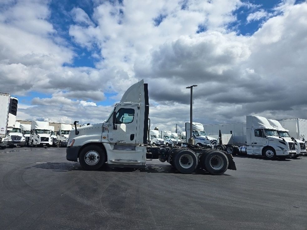 Day Cab Tractor-Heavy Duty Tractors-Freightliner-2019-Cascadia 12564ST-West Sacramento-CA-346,782\n\t\tmiles-$ 47,000 - Image 4