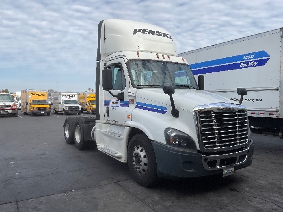 Day Cab Tractor-Heavy Duty Tractors-Freightliner-2019-Cascadia 12564ST-West Sacramento-CA-458,300\n\t\tmiles-$ 48,250 - Image 1