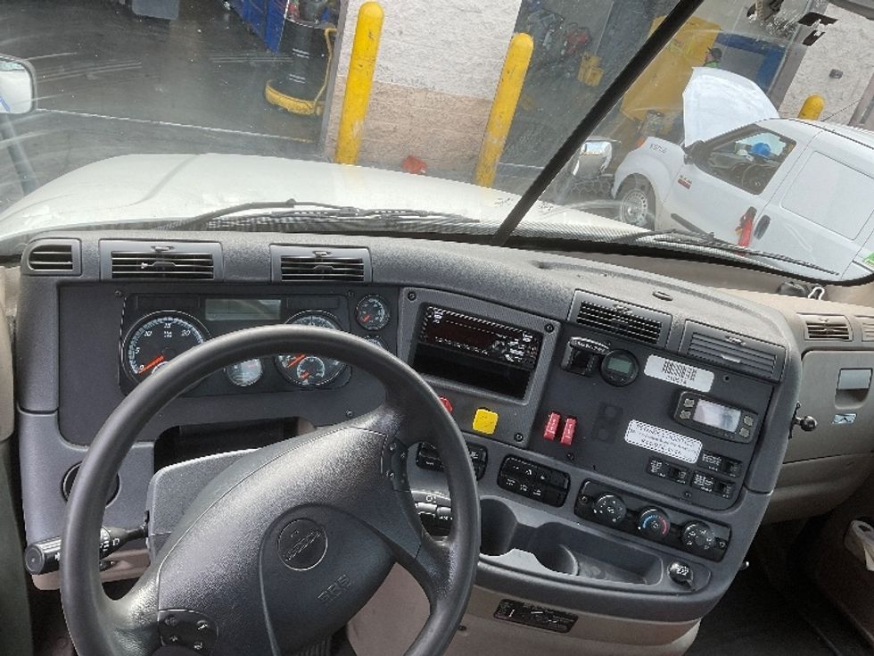 Day Cab Tractor-Heavy Duty Tractors-Freightliner-2019-Cascadia 12564ST-West Sacramento-CA-458,300\n\t\tmiles-$ 48,250 - Image 11