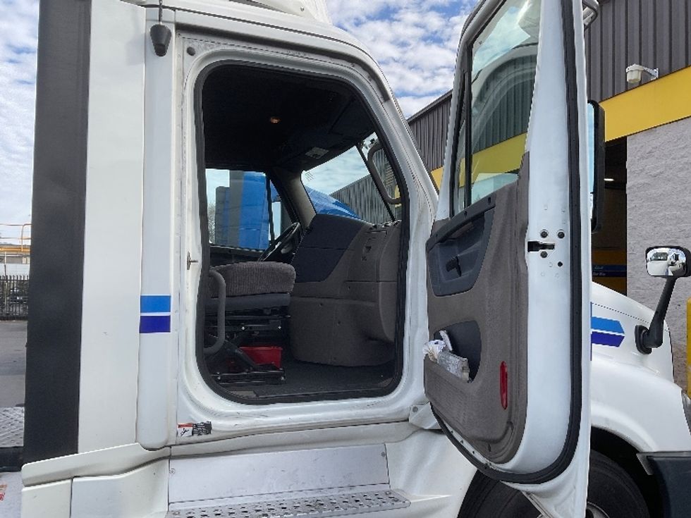 Day Cab Tractor-Heavy Duty Tractors-Freightliner-2019-Cascadia 12564ST-West Sacramento-CA-458,300\n\t\tmiles-$ 48,250 - Image 12