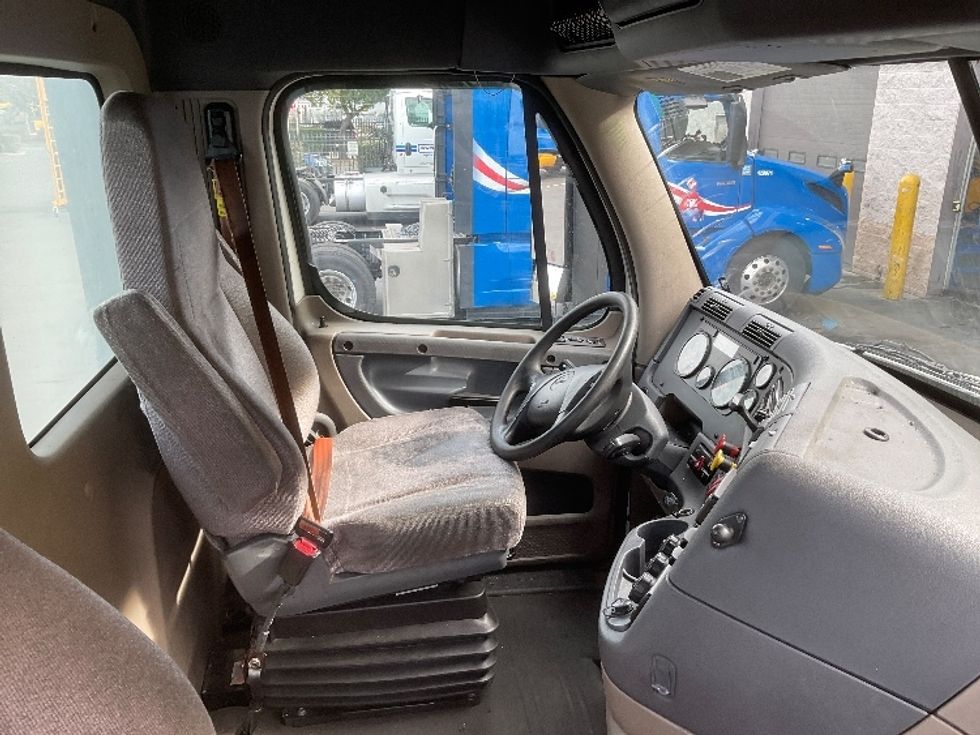 Day Cab Tractor-Heavy Duty Tractors-Freightliner-2019-Cascadia 12564ST-West Sacramento-CA-458,300\n\t\tmiles-$ 48,250 - Image 14