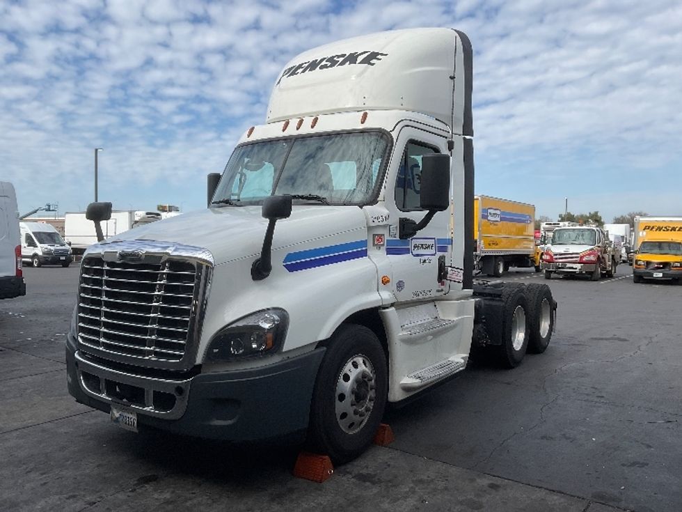 Day Cab Tractor-Heavy Duty Tractors-Freightliner-2019-Cascadia 12564ST-West Sacramento-CA-458,300\n\t\tmiles-$ 48,250 - Image 3