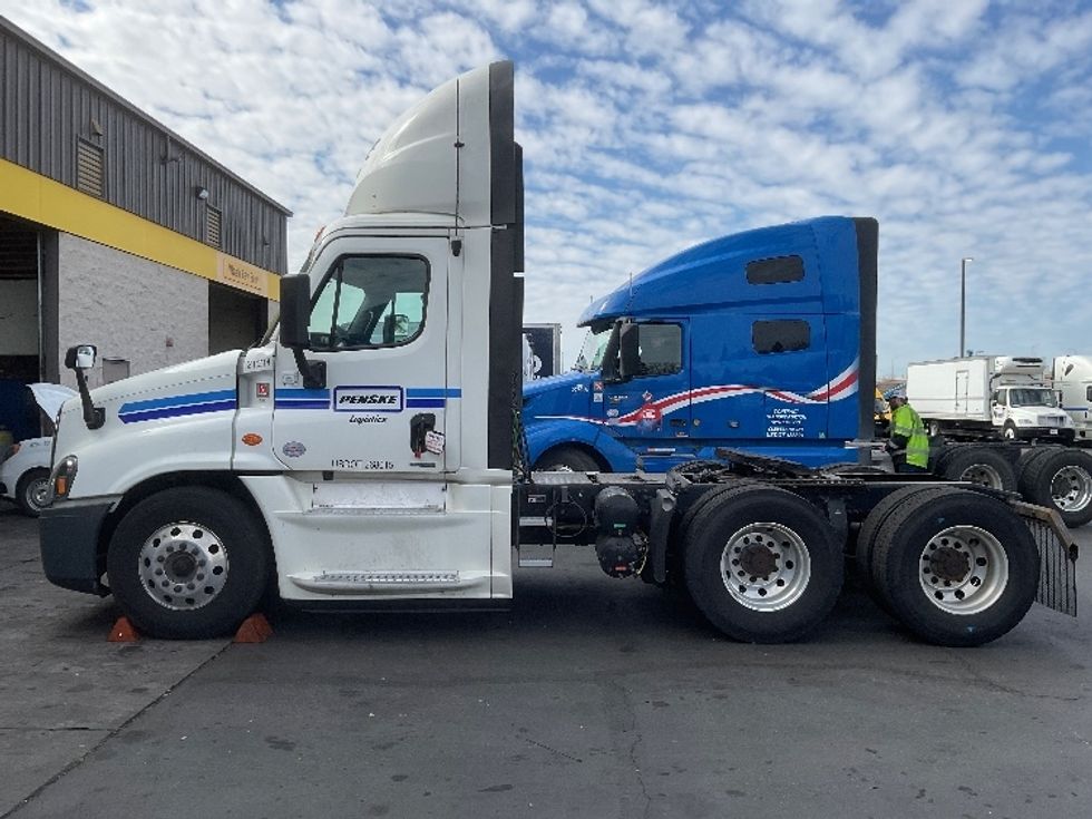 Day Cab Tractor-Heavy Duty Tractors-Freightliner-2019-Cascadia 12564ST-West Sacramento-CA-458,300\n\t\tmiles-$ 48,250 - Image 4