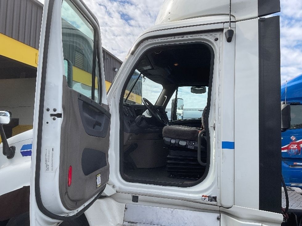 Day Cab Tractor-Heavy Duty Tractors-Freightliner-2019-Cascadia 12564ST-West Sacramento-CA-458,300\n\t\tmiles-$ 48,250 - Image 9