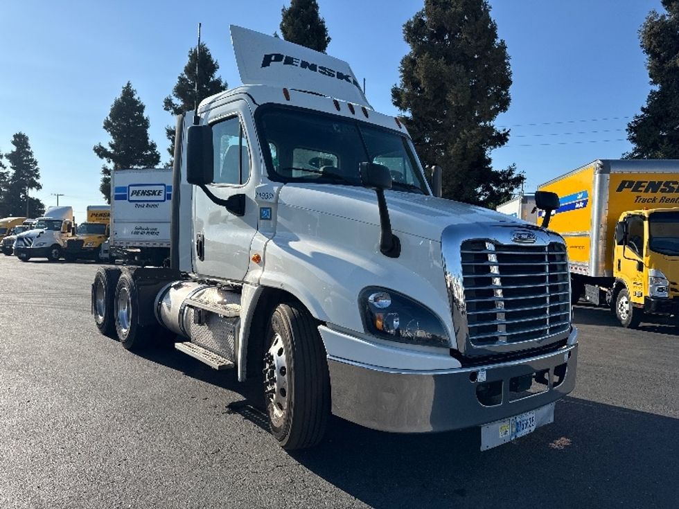 Day Cab Tractor-Heavy Duty Tractors-Freightliner-2019-Cascadia 12564ST-West Sacramento-CA-596,846\n\t\tmiles-$ 30,000 - Image 1