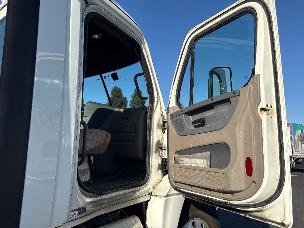 Day Cab Tractor-Heavy Duty Tractors-Freightliner-2019-Cascadia 12564ST-West Sacramento-CA-596,846\n\t\tmiles-$ 30,000 - Image 12