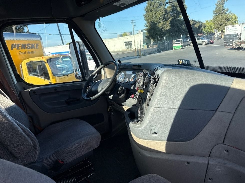 Day Cab Tractor-Heavy Duty Tractors-Freightliner-2019-Cascadia 12564ST-West Sacramento-CA-596,846\n\t\tmiles-$ 30,000 - Image 14