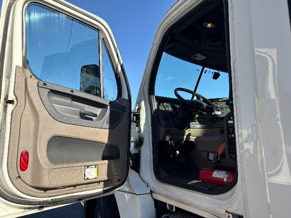Day Cab Tractor-Heavy Duty Tractors-Freightliner-2019-Cascadia 12564ST-West Sacramento-CA-596,846\n\t\tmiles-$ 30,000 - Image 9