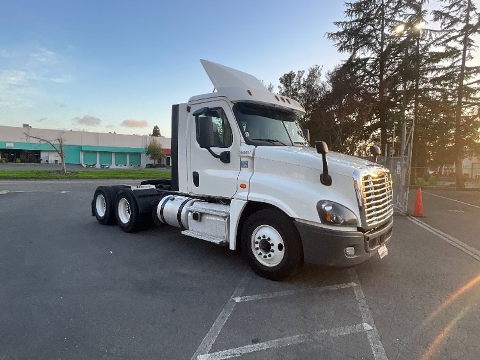 Day Cab Tractor-Heavy Duty Tractors-Freightliner-2019-Cascadia 12564ST-West Sacramento-CA-649,981\n\t\tmiles-$ 26,750 - Image 1