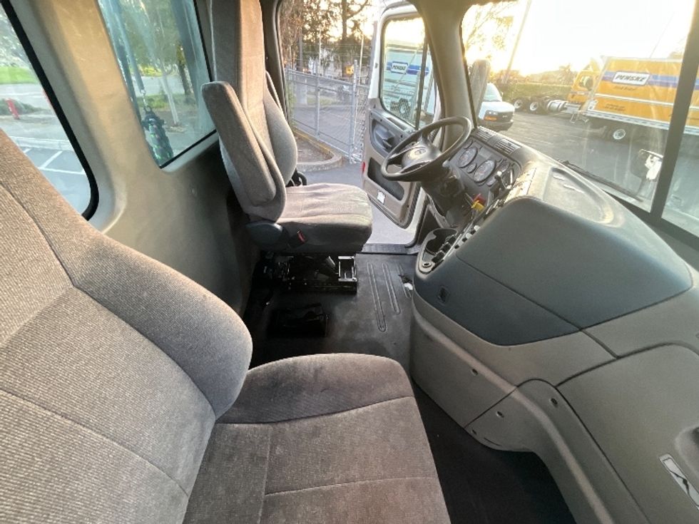 Day Cab Tractor-Heavy Duty Tractors-Freightliner-2019-Cascadia 12564ST-West Sacramento-CA-649,981\n\t\tmiles-$ 26,750 - Image 14