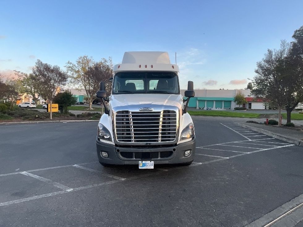 2019 Freightliner Cascadia 125" Sleeper Cab photo 2