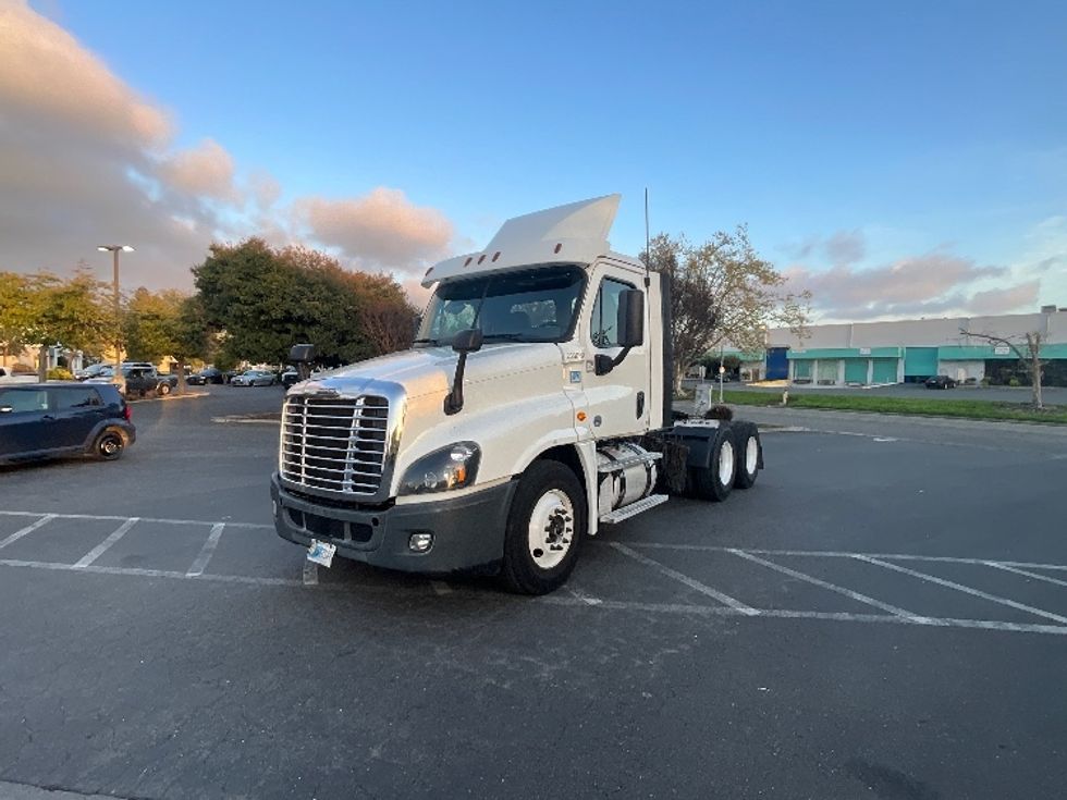 2019 Freightliner Cascadia 125" Sleeper Cab photo 3