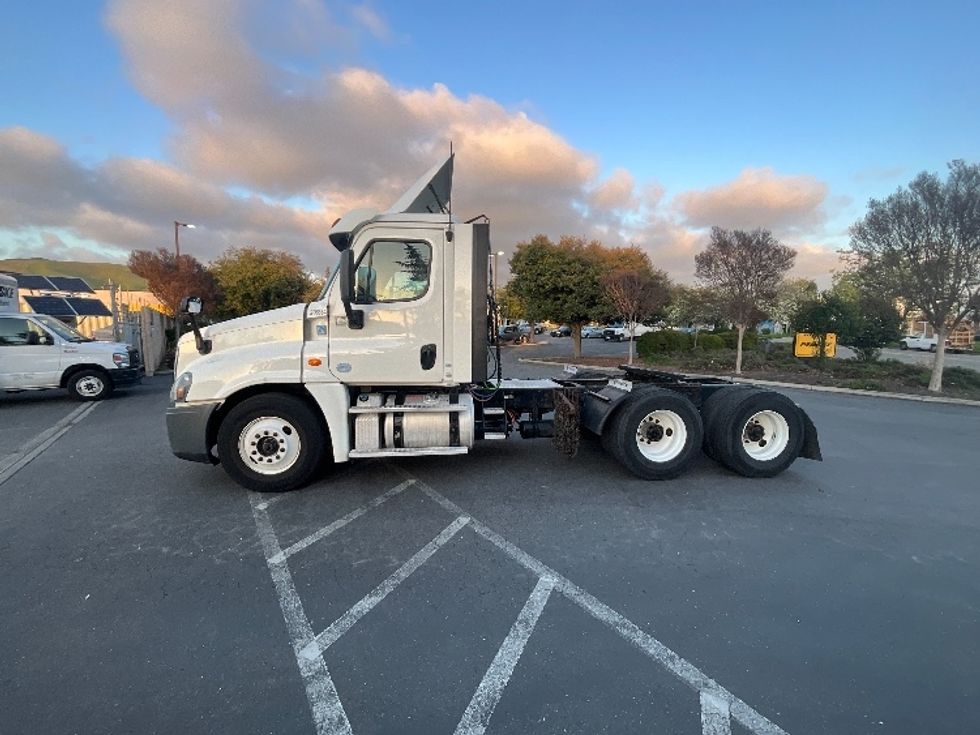 2019 Freightliner Cascadia 125" Sleeper Cab photo 4