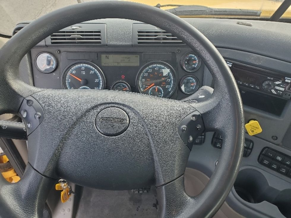 Day Cab Tractor-Heavy Duty Tractors-Freightliner-2019-Cascadia 12564ST-White Deer-PA-489,554\n\t\tmiles-$ 33,000 - Image 11