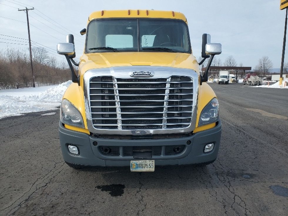 Day Cab Tractor-Heavy Duty Tractors-Freightliner-2019-Cascadia 12564ST-White Deer-PA-489,554\n\t\tmiles-$ 33,000 - Image 2