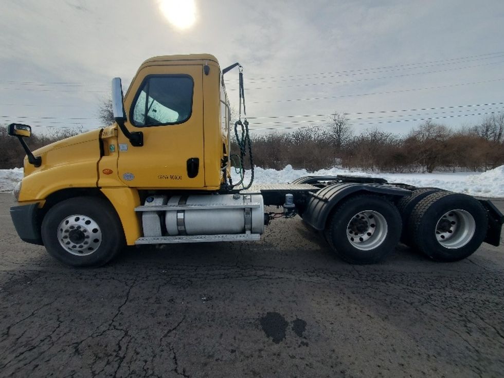 Day Cab Tractor-Heavy Duty Tractors-Freightliner-2019-Cascadia 12564ST-White Deer-PA-489,554\n\t\tmiles-$ 33,000 - Image 4