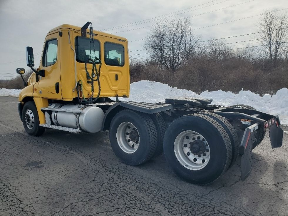 Day Cab Tractor-Heavy Duty Tractors-Freightliner-2019-Cascadia 12564ST-White Deer-PA-489,554\n\t\tmiles-$ 33,000 - Image 5