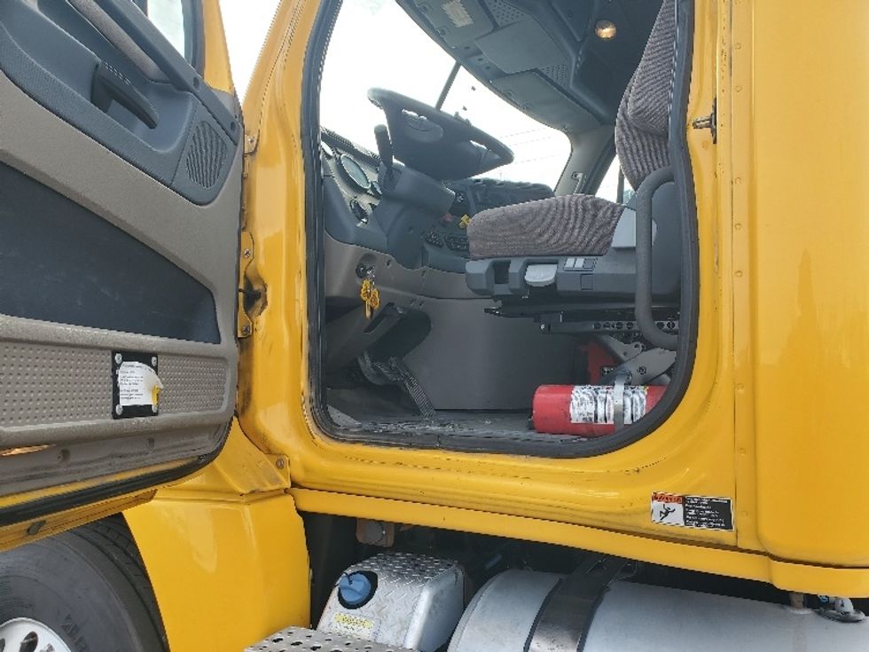 Day Cab Tractor-Heavy Duty Tractors-Freightliner-2019-Cascadia 12564ST-White Deer-PA-489,554\n\t\tmiles-$ 33,000 - Image 9