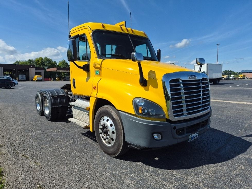 Day Cab Tractor-Heavy Duty Tractors-Freightliner-2019-Cascadia 12564ST-White Deer-PA-529,189\n\t\tmiles-$ 35,500 - Image 1