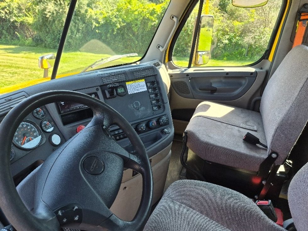 Day Cab Tractor-Heavy Duty Tractors-Freightliner-2019-Cascadia 12564ST-White Deer-PA-529,189\n\t\tmiles-$ 35,500 - Image 10