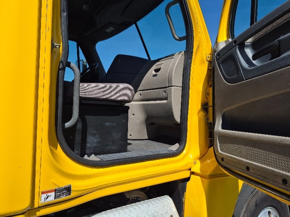 Day Cab Tractor-Heavy Duty Tractors-Freightliner-2019-Cascadia 12564ST-White Deer-PA-529,189\n\t\tmiles-$ 35,500 - Image 12