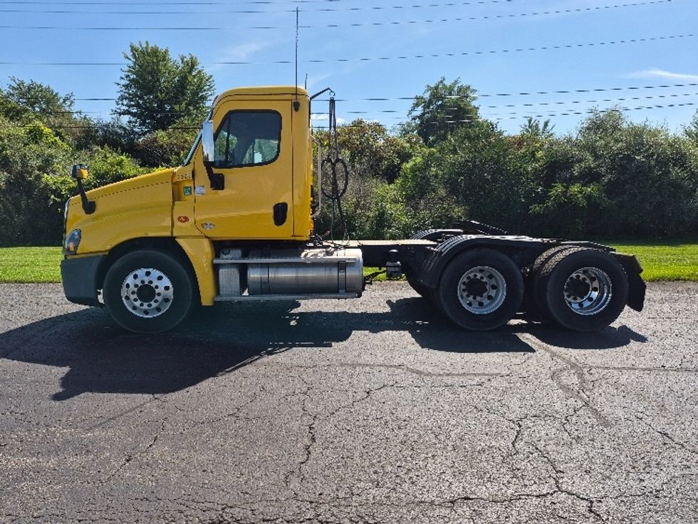 Day Cab Tractor-Heavy Duty Tractors-Freightliner-2019-Cascadia 12564ST-White Deer-PA-529,189\n\t\tmiles-$ 35,500 - Image 4