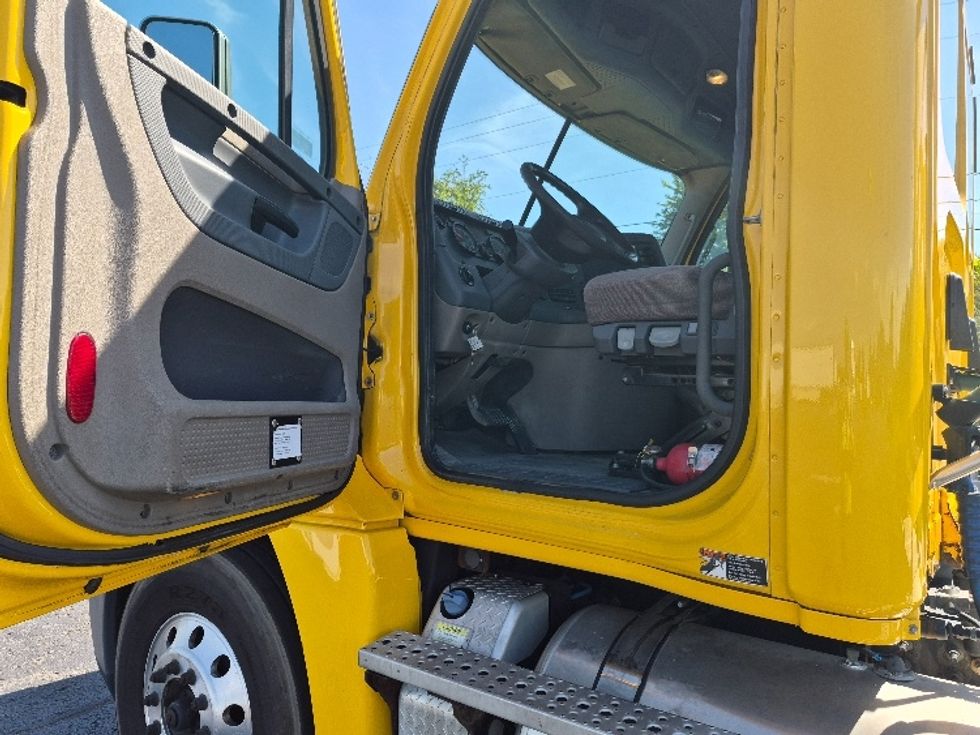 Day Cab Tractor-Heavy Duty Tractors-Freightliner-2019-Cascadia 12564ST-White Deer-PA-529,189\n\t\tmiles-$ 35,500 - Image 9