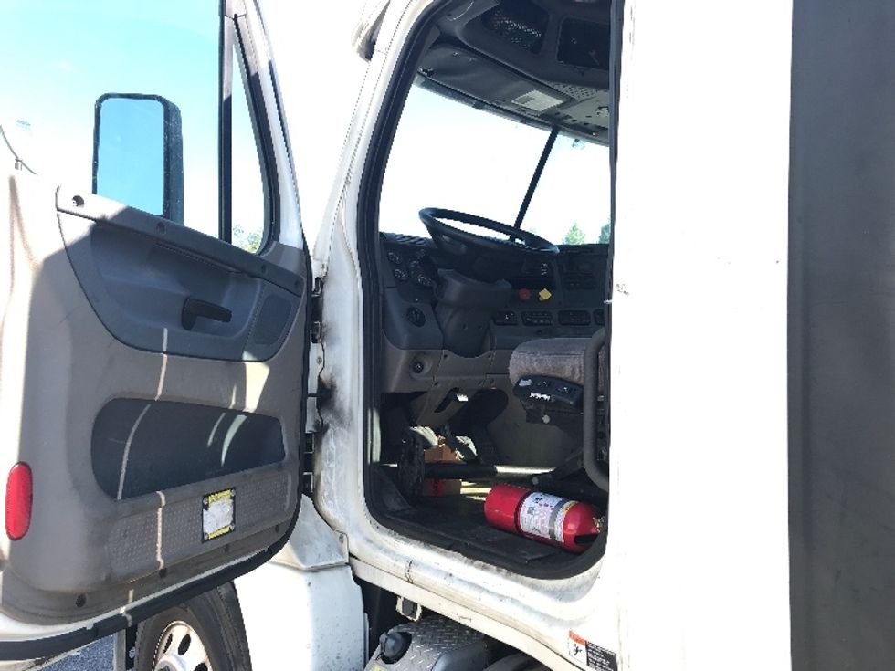 Day Cab Tractor-Heavy Duty Tractors-Freightliner-2019-Cascadia 12564ST-Whitesboro-NY-524,625\n\t\tmiles-$ 25,750 - Image 9