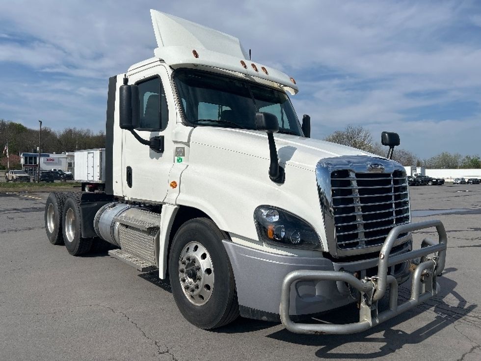 Day Cab Tractor-Heavy Duty Tractors-Freightliner-2019-Cascadia 12564ST-Wilkes Barre-PA-573,689\n\t\tmiles-$ 28,750 - Image 1