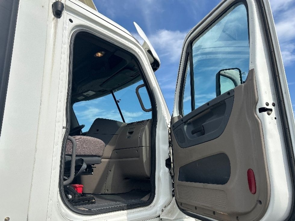 Day Cab Tractor-Heavy Duty Tractors-Freightliner-2019-Cascadia 12564ST-Wilkes Barre-PA-573,689\n\t\tmiles-$ 28,750 - Image 12