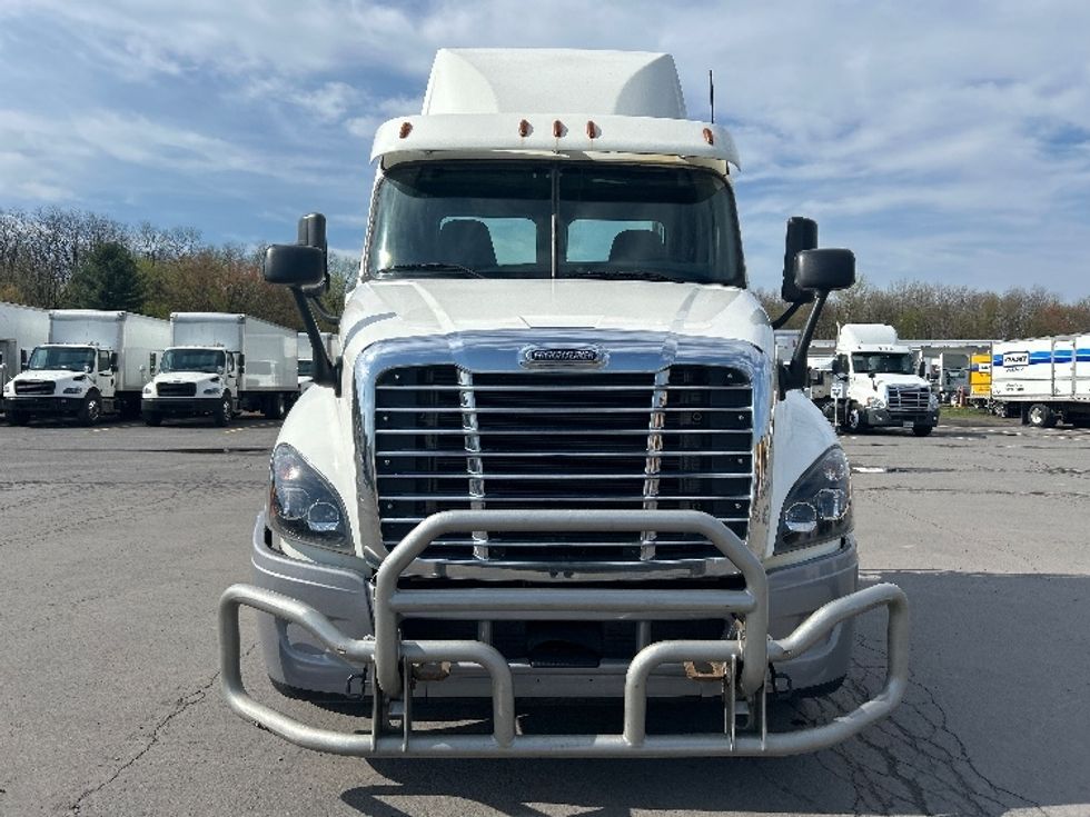 Day Cab Tractor-Heavy Duty Tractors-Freightliner-2019-Cascadia 12564ST-Wilkes Barre-PA-573,689\n\t\tmiles-$ 28,750 - Image 2