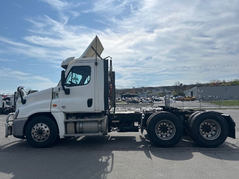 Day Cab Tractor-Heavy Duty Tractors-Freightliner-2019-Cascadia 12564ST-Wilkes Barre-PA-573,689\n\t\tmiles-$ 28,750 - Image 4