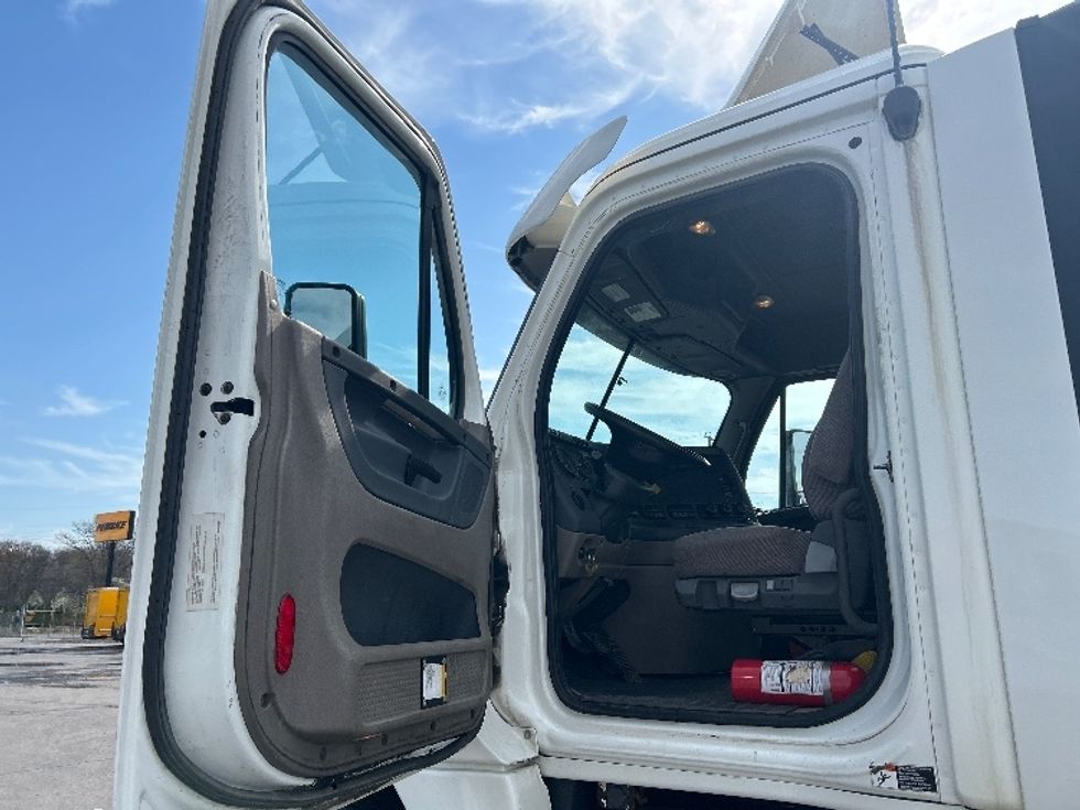 Day Cab Tractor-Heavy Duty Tractors-Freightliner-2019-Cascadia 12564ST-Wilkes Barre-PA-573,689\n\t\tmiles-$ 28,750 - Image 9