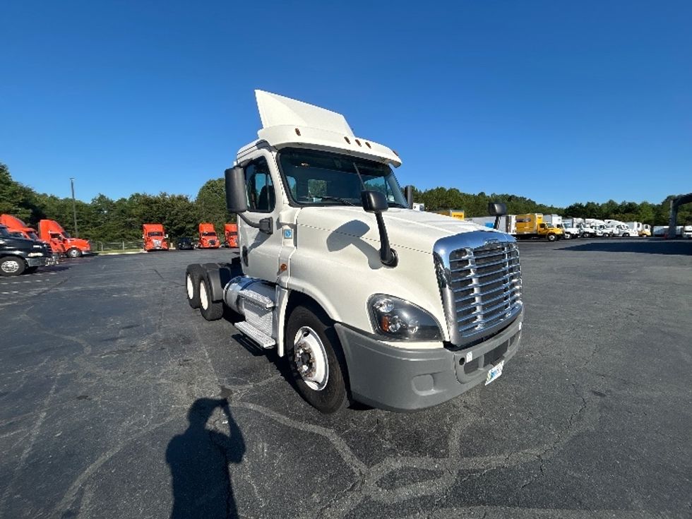 Day Cab Tractor-Heavy Duty Tractors-Freightliner-2019-Cascadia 12564ST-Winston Salem-NC-421,967\n\t\tmiles-$ 41,750 - Image 1